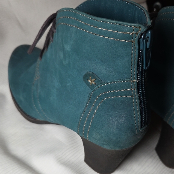 Rockport Women's Teal Lace Up Boots - Picture 4 of 9
